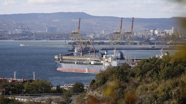 Ein russischer Öltanker in den Gewässern der südrussischen Stadt Noworossijsk.