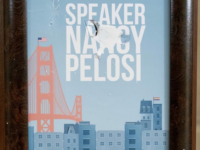 Auch das Schild vor dem Büro von Nancy Pelosi wurde in Mitleidenschaft gezogen.