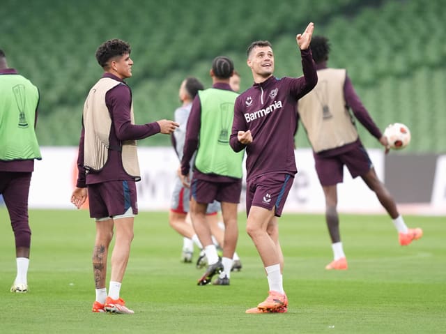 Xhaka zeigt mit der Hand Richtung Himmel