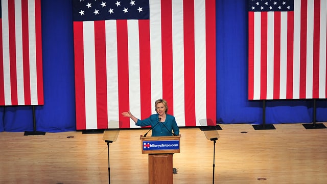 Hillary Clinton hält auf einer Bühne eine Rede 