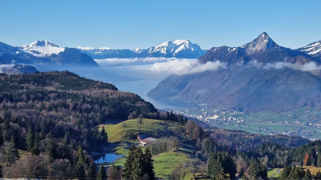 Über dem Vierwaldstättersee liegen noch ein paar Wolkenfetzen, sonst ist es blau.