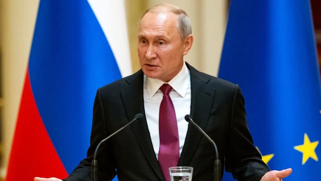 Russischer Präsident Vladimir Putin am Rednerpult.