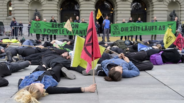 Liegende Demonstranten