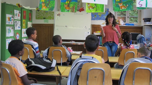 Kinder von Asylbewerbern in Klassenunterricht