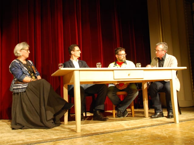 Zu sehen sind die Gäste des MäntigApéros mit Moderator Peter Brandenberger.