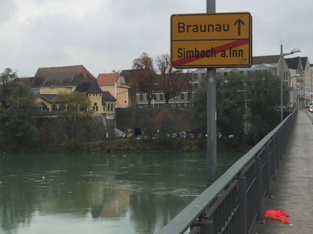 Brücke über einen Fluss.