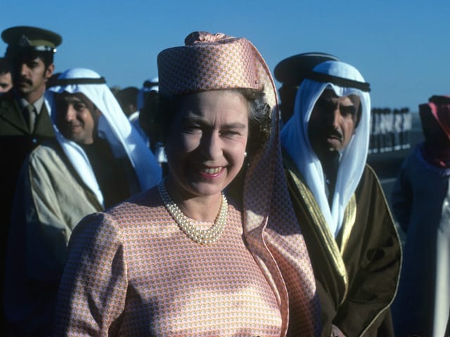 Queen Elizabeth lächelt in die Kamera.