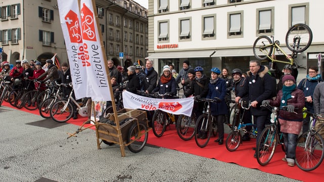 Anhänger der «Velo-Initiative» stehen mit Fahrräden nebeneinander.