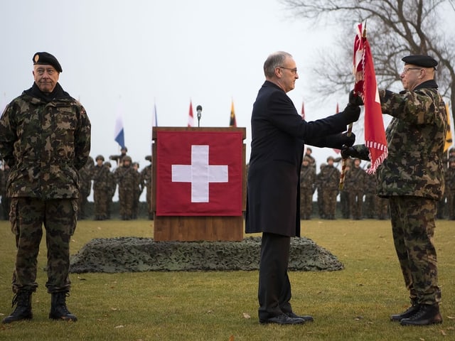 Guy Parmelin bei einer Fahnenübergabe der Armee.