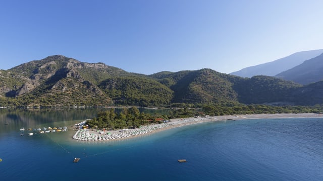 Die Lagune von Oelüdeniz mit blauem Wasser.