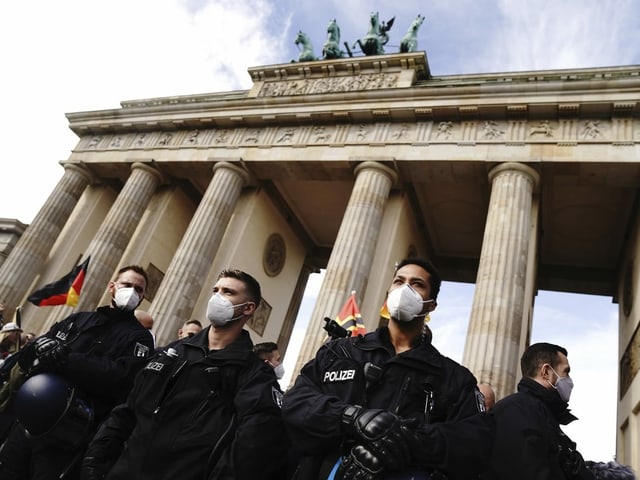 Polizei vor Gebäude.