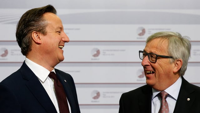 David Cameron (links) und Jean-Claude Juncker (rechts) lachen sich an