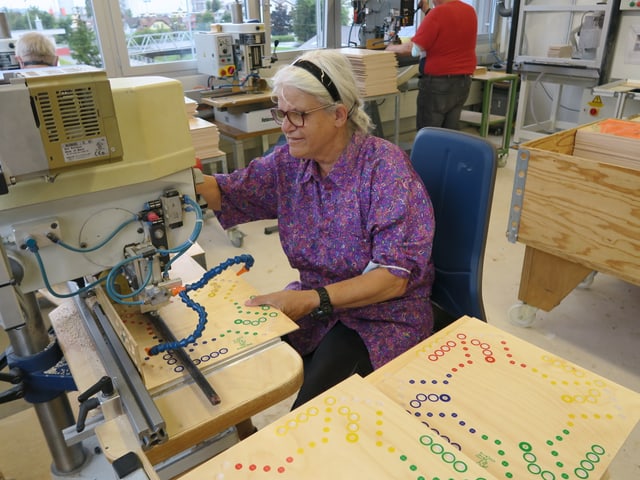 Das Brändi Dog wird von Anna Vogel in feinster Handarbeit gefertigt.