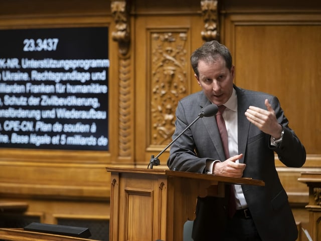 SVP-Nationalrat Thomas Aeschi am Rednerpult im Parlament.