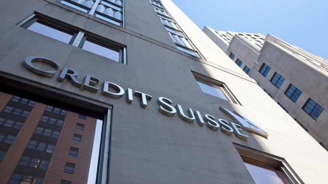 Hohes CS-Gebäude mit Credit-Suisse-Schriftzug in den USA.