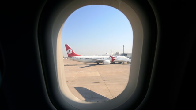 Ein Flugzeug der Turkish Airlines am Flughafen von Antalya, durch ein Flugzeugfenster gesehen.