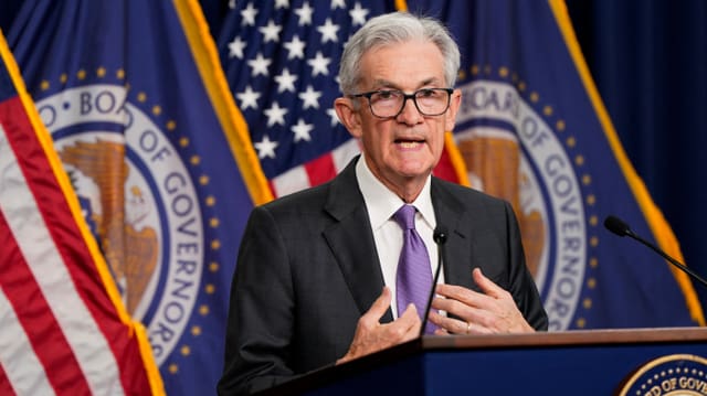 Jerome Powell an einem Rednerpult