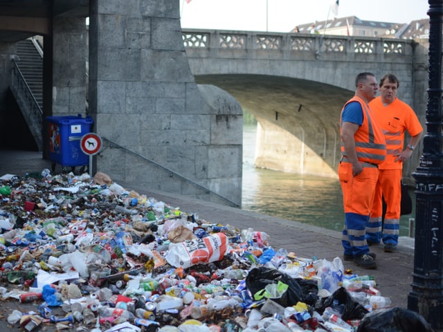 Abfallberg am Rheinufer bei der Mittleren Brücke, Basel