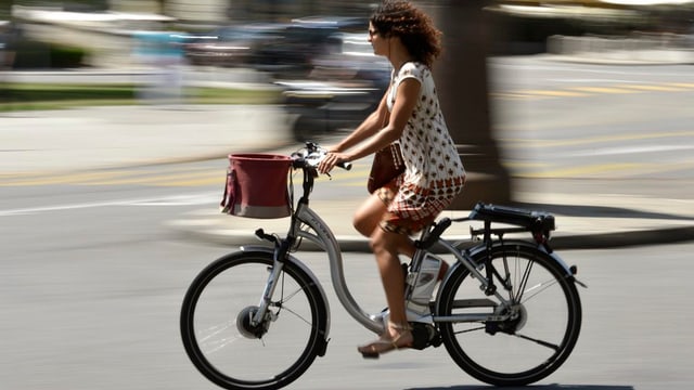 Eine Frau fährt auf einem E-Bike