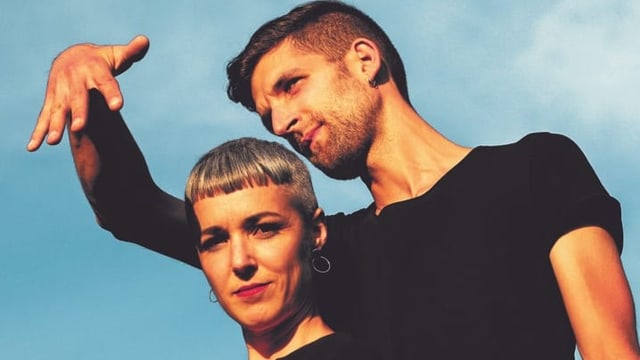 Léonard Gogniat (rechts) hält schützend seine Hand über Sophie Burand. Die beiden sind das Pop-Duo Carrousel