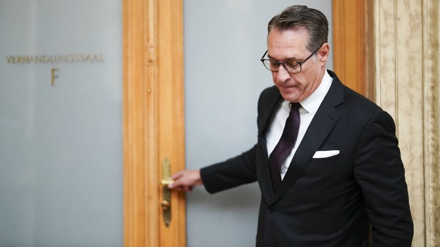 Heinz-Christian Strache verlässt einen Raum.