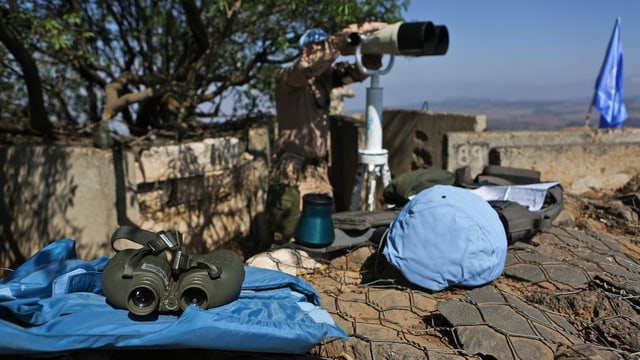 Blauhelmsoldat hinter einem Beobachtungsgerät im Grenzgebiet zwischen Israel und Syrien.