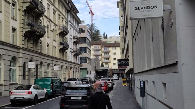 Strasse in der Stadt Luzern mit drei Gebäuden, in denen mehrere Dutzend Apartments eingerichtet sind.