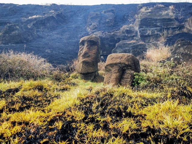 Beschädigte Moai-Statuen auf der Osterinsel.