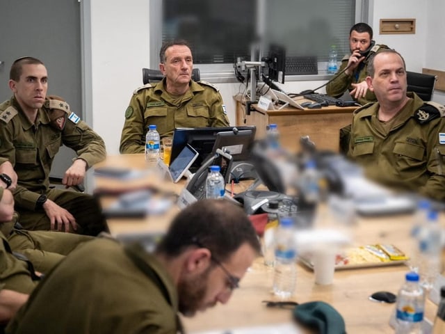 Gruppe von Soldaten in Besprechungsraum.