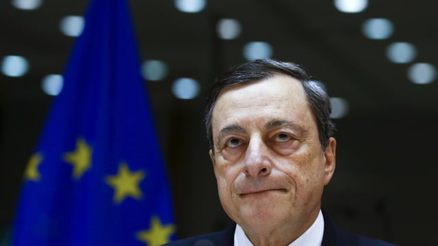 Draghi vor einer EU-Fahne.