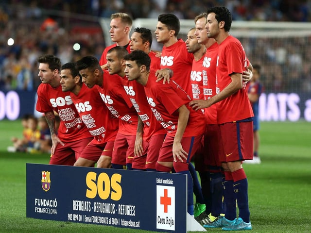 Die Mannschaft posiert für ein Foto.