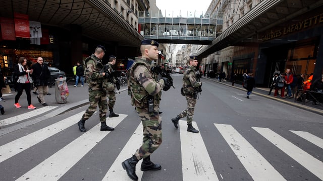 Soldaten patrouillieren in Paris