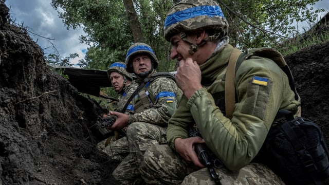 Soldaten in einem Schüptzengraben.