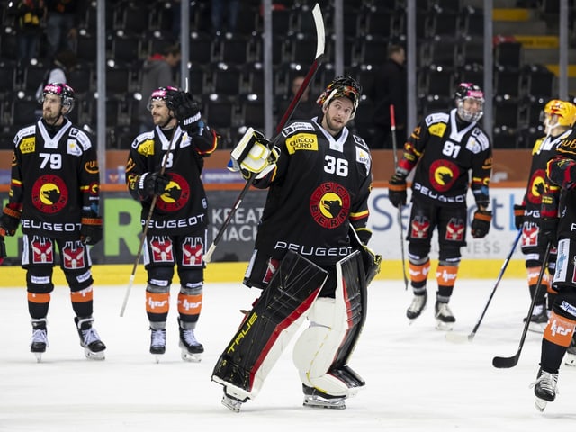 Eishockeyspieler im Stadion nach dem Spiel.