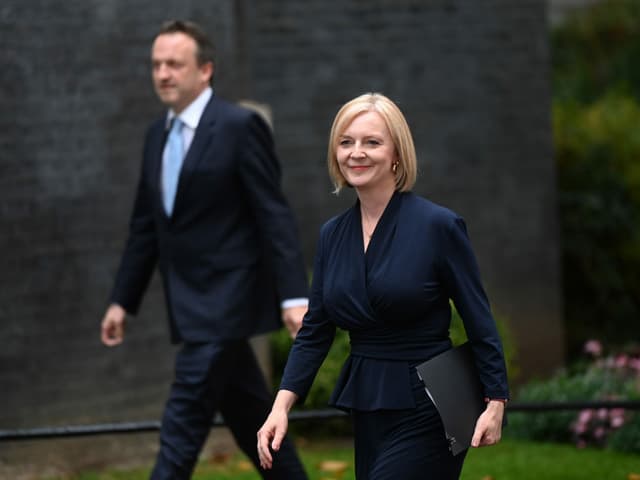 Liz Truss läuft, hinter ihr ihr Ehemann