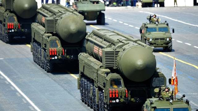 Russische Interkontinentalraketen RS-24 Yars/SS-27 an einer Militärparade.