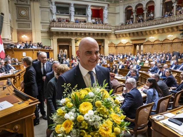 Alain Berset mit Blumenstrauss