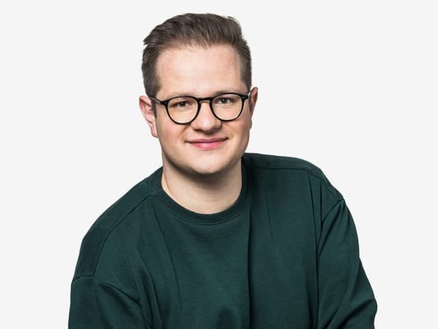 Portraitbild von Simon Eschle vor weissem Hintergrund.