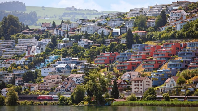 Aufnahme vom See aus in Richtung Bäch, Kanton Schwyz: Luxus-Mehrfamilienhäuser am Hang gebaut, alle mit Aussicht auf den Zürichsee.