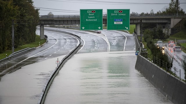 The road of the A2 motorway is flooded