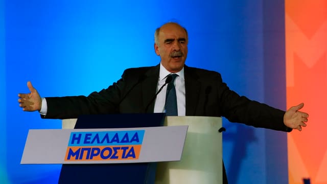 Evangelos Meimarakis gestikuliert am Rednerpult.