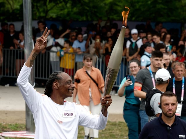 Snoop Dogg mit der olympischen Fackel.