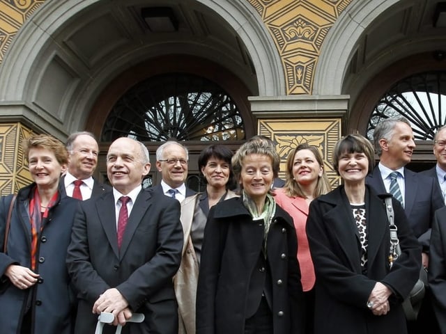 Gruppenfoto vor einem Hauseingang.