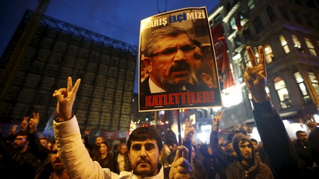 Demonstranten zeigen Transparente mit dem Bild von Tahir Elci.