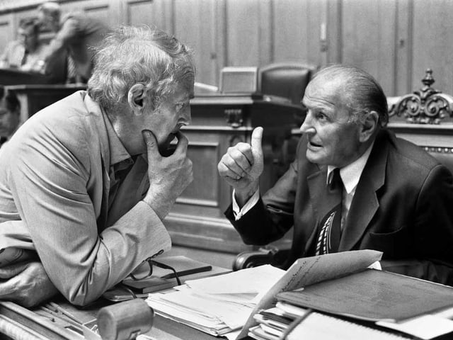 Hubacher spricht mit Bundesrat Willi Ritschard.