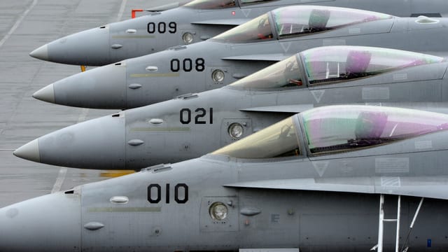 Spitzen von vier Kampfjets