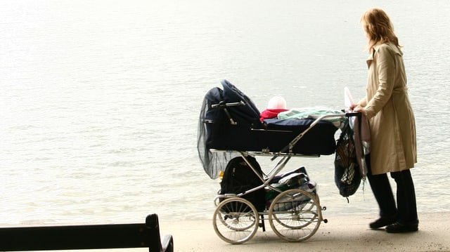 Frau mit Kinderwagen