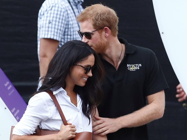 Harry küsst Meghan auf die Stirn.