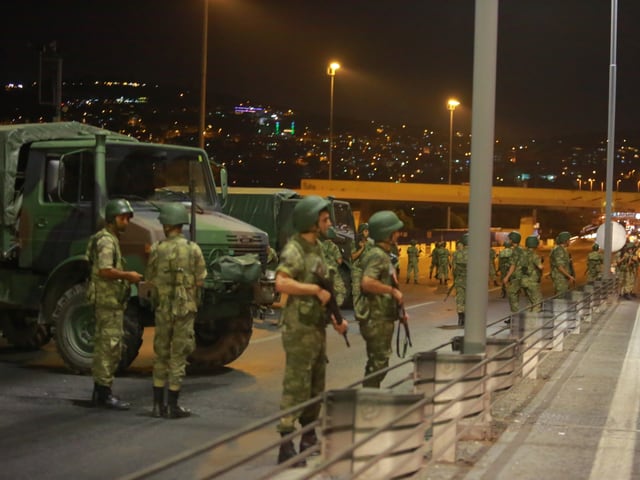 Soldaten auf Bosporos-Brücke