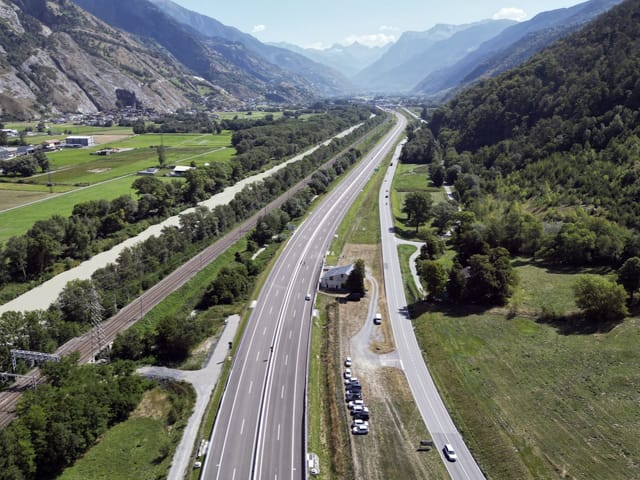 Blick ins Rhonetal: Autobahn von Gampel Richtung Raron